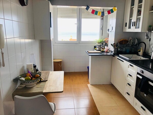 Kylskåp, ugn, kaffe- och tebryggare och vattenkokare