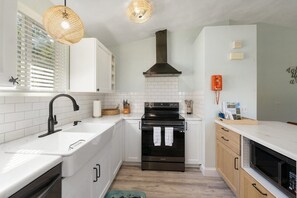 Køleskab, mikrobølgeovn, ovn, kogeplade