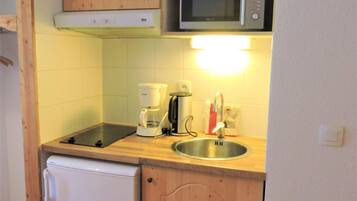 Réfrigérateur, micro-ondes, cafetiÚre/bouilloire, bouilloire électrique
