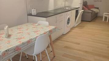 Een koelkast, een magnetron, een kookplaat, een vaatwasser