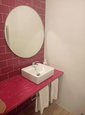 Hair dryer, towels, toilet paper - El Pico Sotombo (Ampuero)