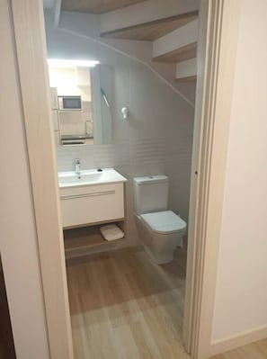 Een haardroger, handdoeken, toiletpapier