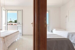 3 quartos, ferros/tábuas de passar roupa, roupa de cama