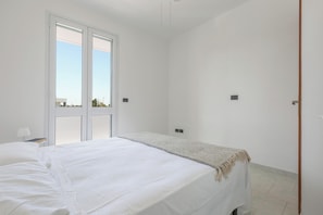 3 dormitorios, tabla de planchar con plancha, ropa de cama
