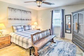 1 habitación, escritorio, tabla de planchar con plancha y cuna de viaje