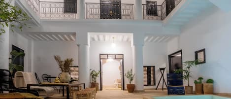 المنشأة من الداخل