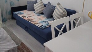 A bedroom with a bed, a desk, and a chair. There are two framed pictures on the wall. - Gemütliches Appartement, 25 qm in Biograd na Moru (Biograd na Moru)