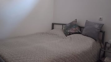 1 slaapkamer, een strijkplank/strijkijzer, gratis wifi, beddengoed