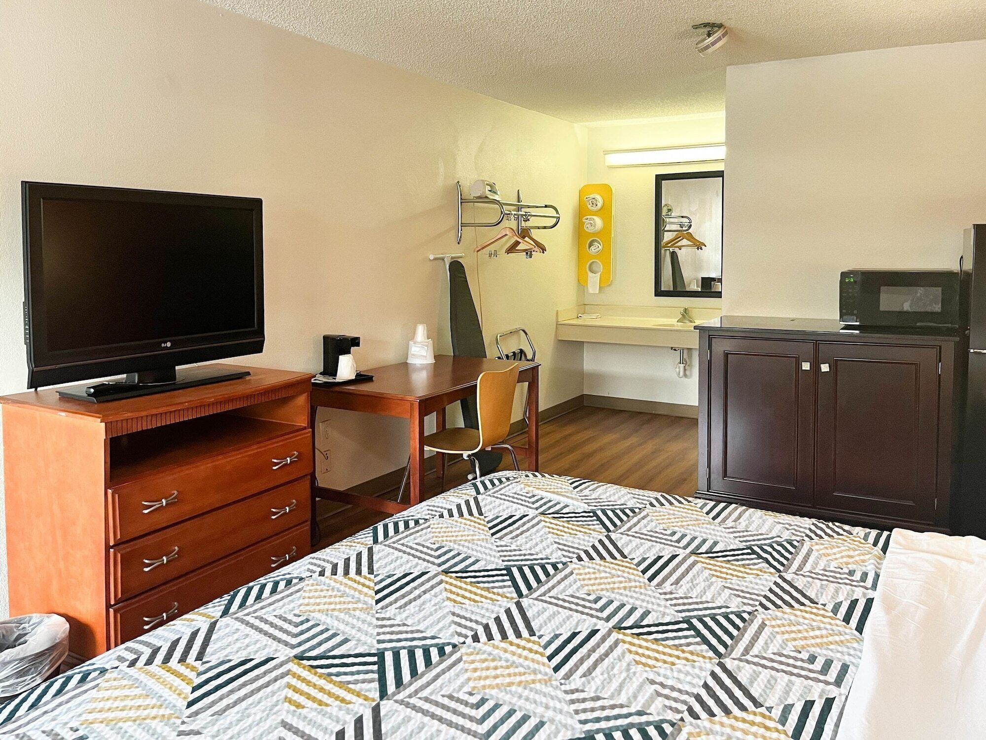 Cortinas blackout, wifi gratis y ropa de cama 