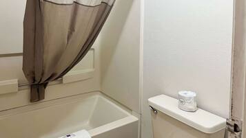 Tina con regadera, regadera tipo lluvia, toallas, jabón