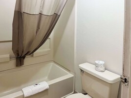 Bañera, artículos de tocador gratuitos, toallas, jabón