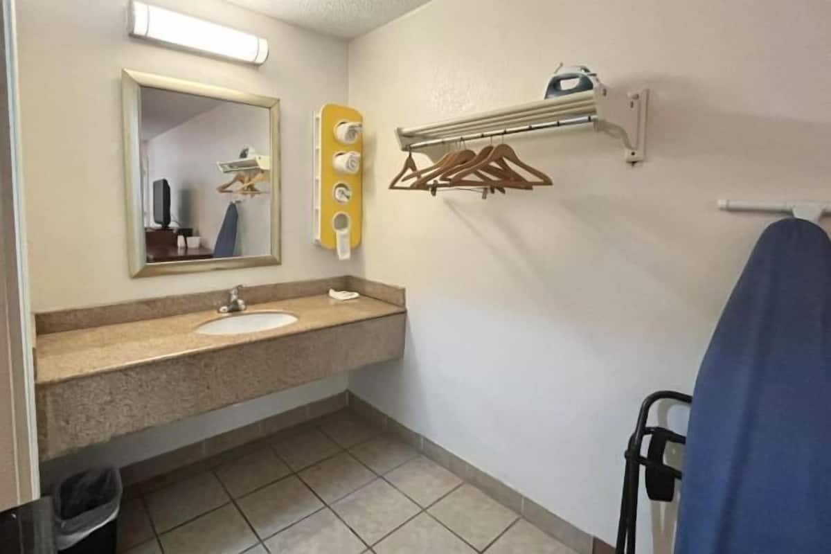 Combined shower/bathtub, rainfall showerhead, towels, soap