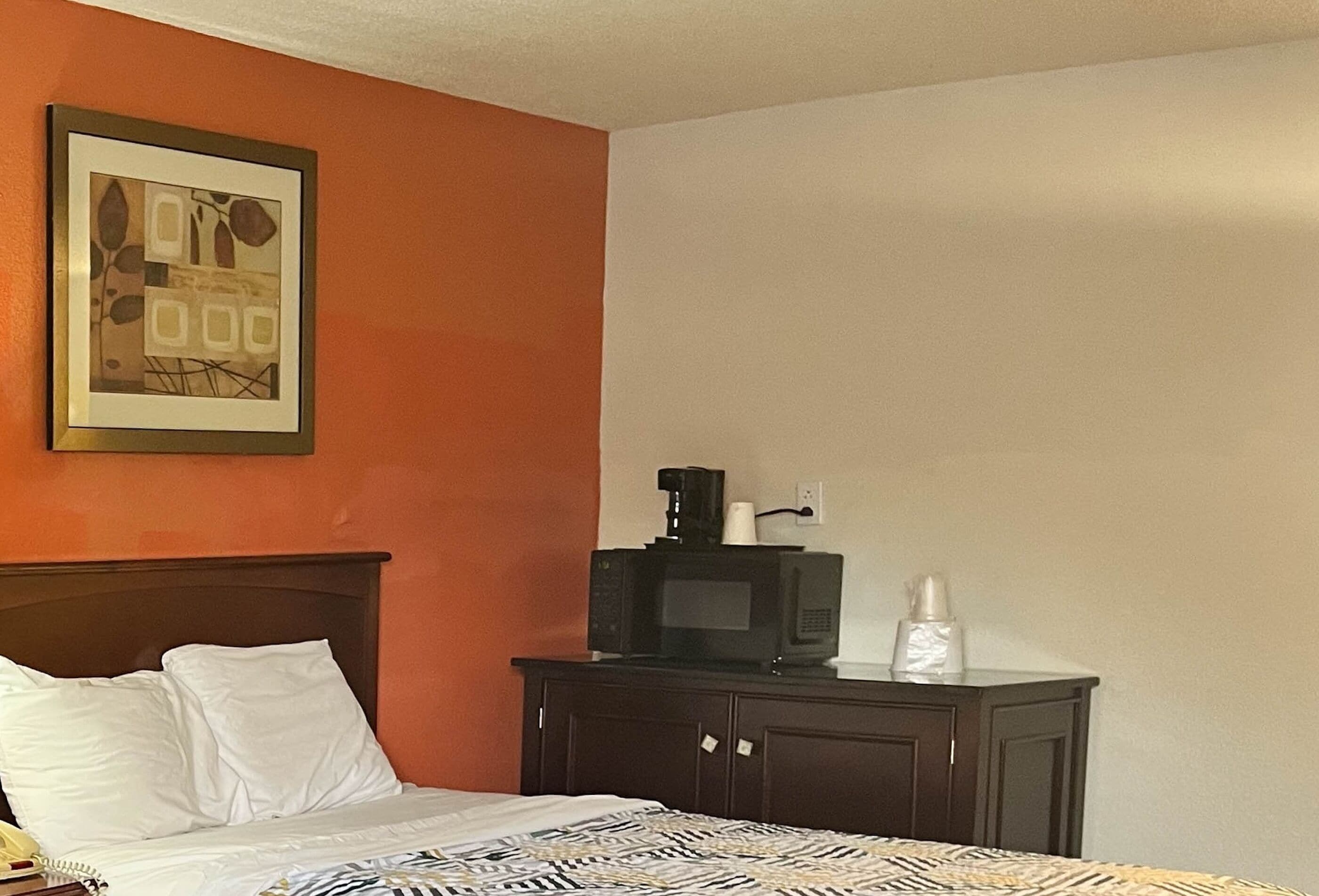 Blackout drapes, free WiFi, bed sheets