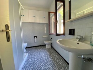 Bruser, gratis toiletartikler, hårtørrer, bidet