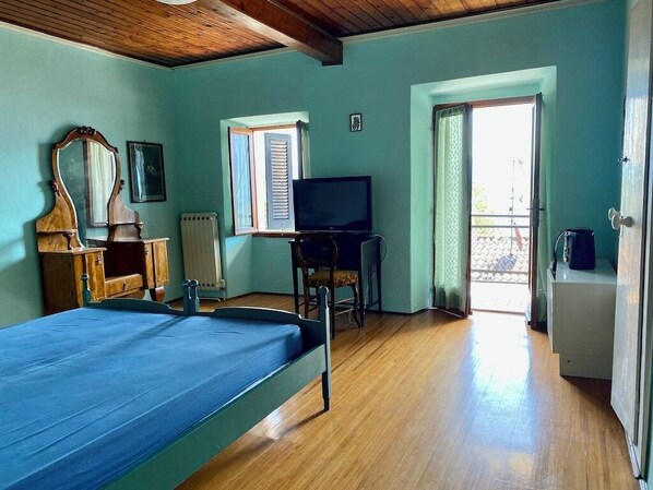 4 bedrooms, premium bedding, memory foam beds, desk