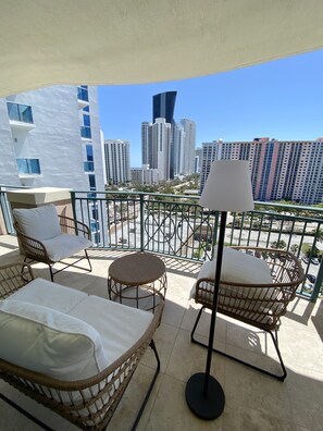 Property grounds - The Javiera Beach Condo! 3BR/2BA in Sunny Isles Beach (Sunny Isles Beach)