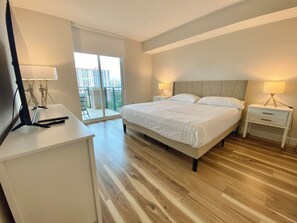 3 habitaciones, tabla de planchar con plancha y cuna de viaje 