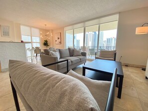 Smart TV - The Javiera Beach Condo! 3BR/2BA in Sunny Isles Beach (Sunny Isles Beach)