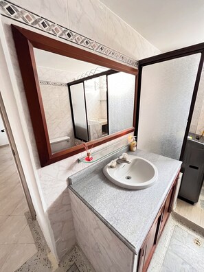 Toallas, jabón, papel de baño 