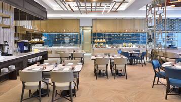 2 restaurants; breakfast, lunch, dinner and brunch served