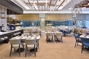 2 restaurants; breakfast, lunch, dinner and brunch served  - Le Méridien Amritsar (Amritsar)