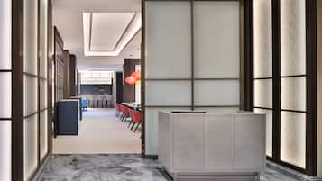 2 間餐廳,供應早餐、午餐和晚餐,當地和國際料理