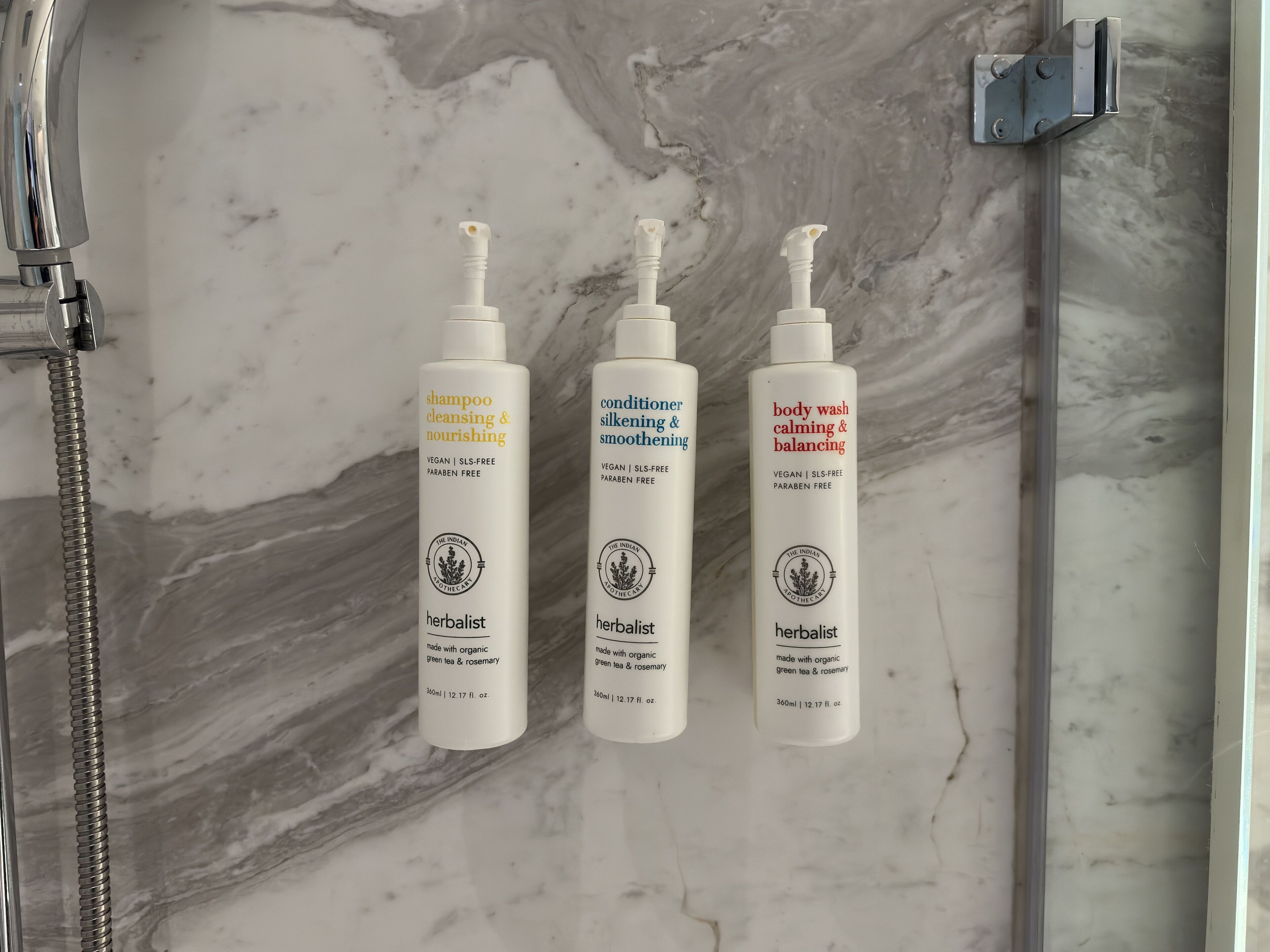 deluxe room, 1 king bed, non smoking | bathroom | free toiletries, hair dryer, bathrobes, slippers