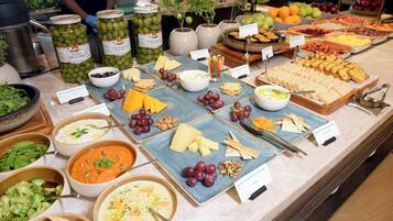Desayuno buffet todos los días (con cargo)