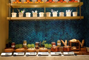 2 restaurants; breakfast, lunch, dinner and brunch served  - Le Méridien Amritsar (Amritsar)