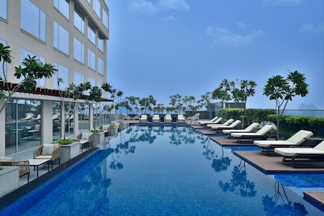 Una piscina al aire libre