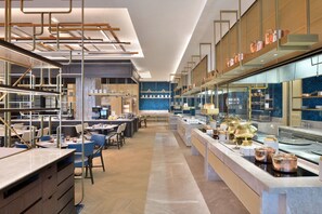 2 restaurants servant le déjeuner, cuisine locale et internationale