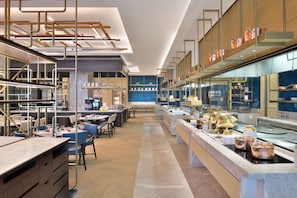 2 restaurants servant le déjeuner, cuisine locale et internationale
