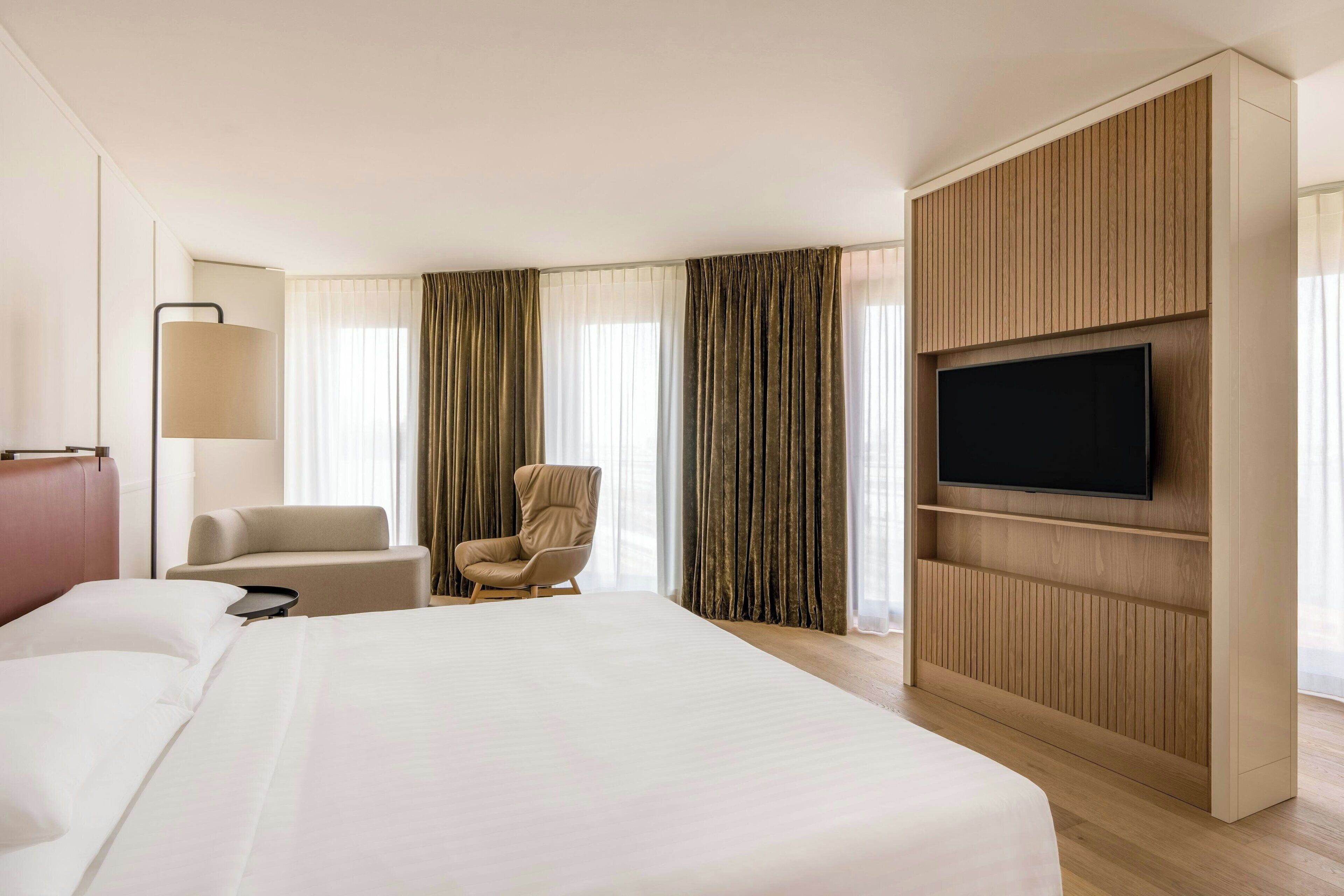 Premium Suite, 1 King Bed | Premium bedding, minibar, in-room safe, desk