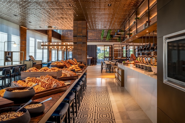 Desayuno buffet diario (EUR 34 por persona)