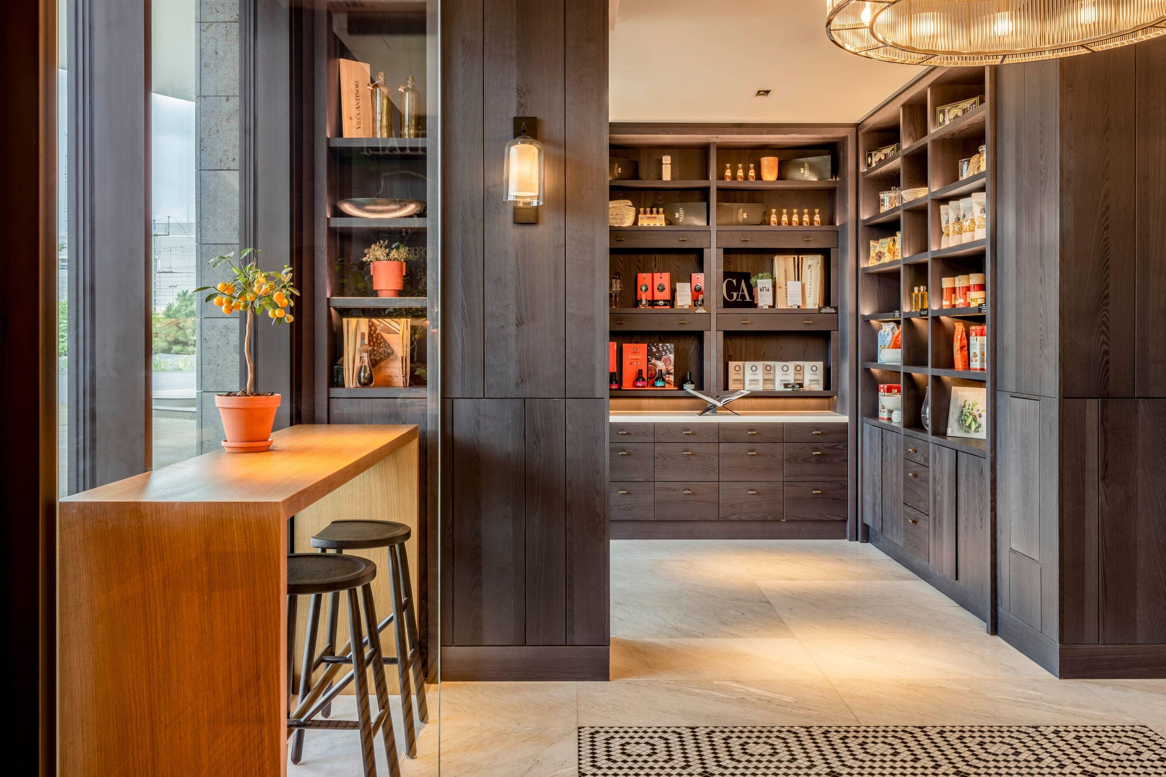 Serveert ontbijt, lunch, diner, Italiaanse gerechten 