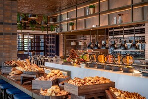 Daily buffet breakfast for a fee - Munich Marriott Hotel City West (Munich)