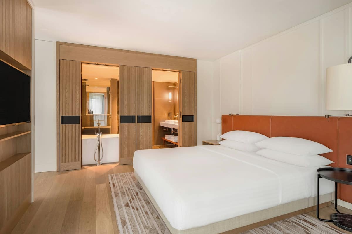 Executive Suite, 1 King Bed, Non Smoking | Bathroom
