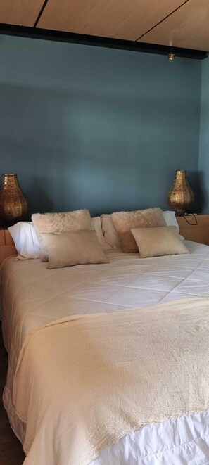Loftsrom – deluxe | Sengetøy av topp kvalitet, dundyner og senger med Select Comfort-madrass