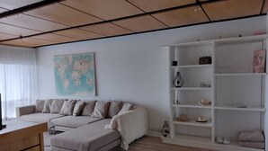 Deluxe-Loft | Wohnbereich | 40-Zoll-Smart-TV mit Satellitenempfang
