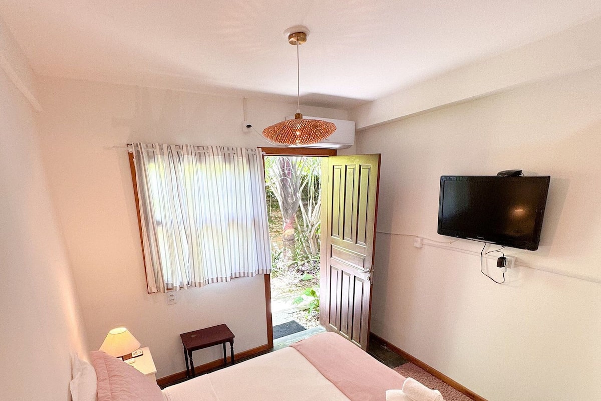 Suite Desain, akses ke kolam renang, pemandangan kebun | 1 kamar tidur, seprai katun Mesir, seprai premium, dan minibar