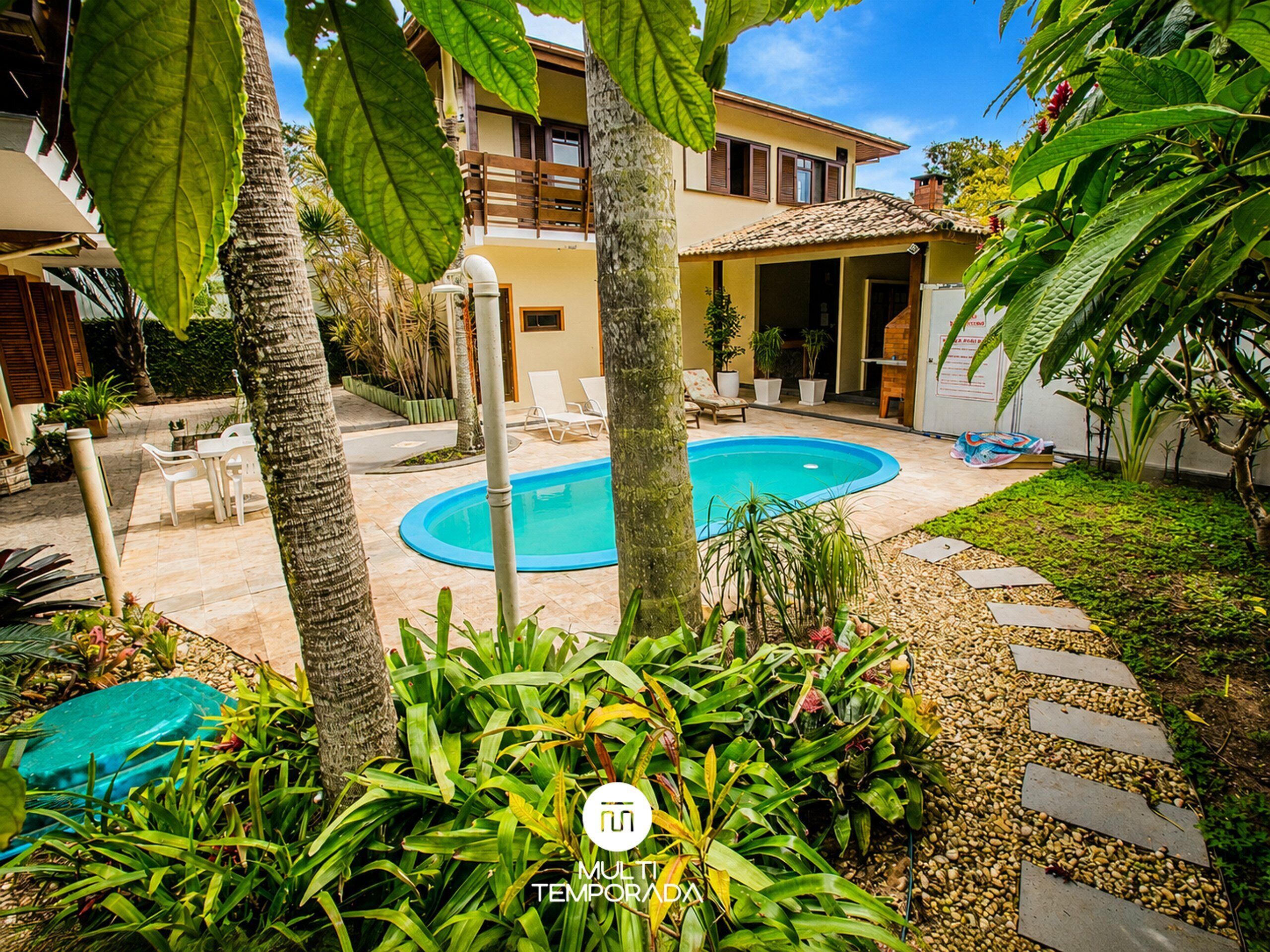 Outdoor pool, pool loungers