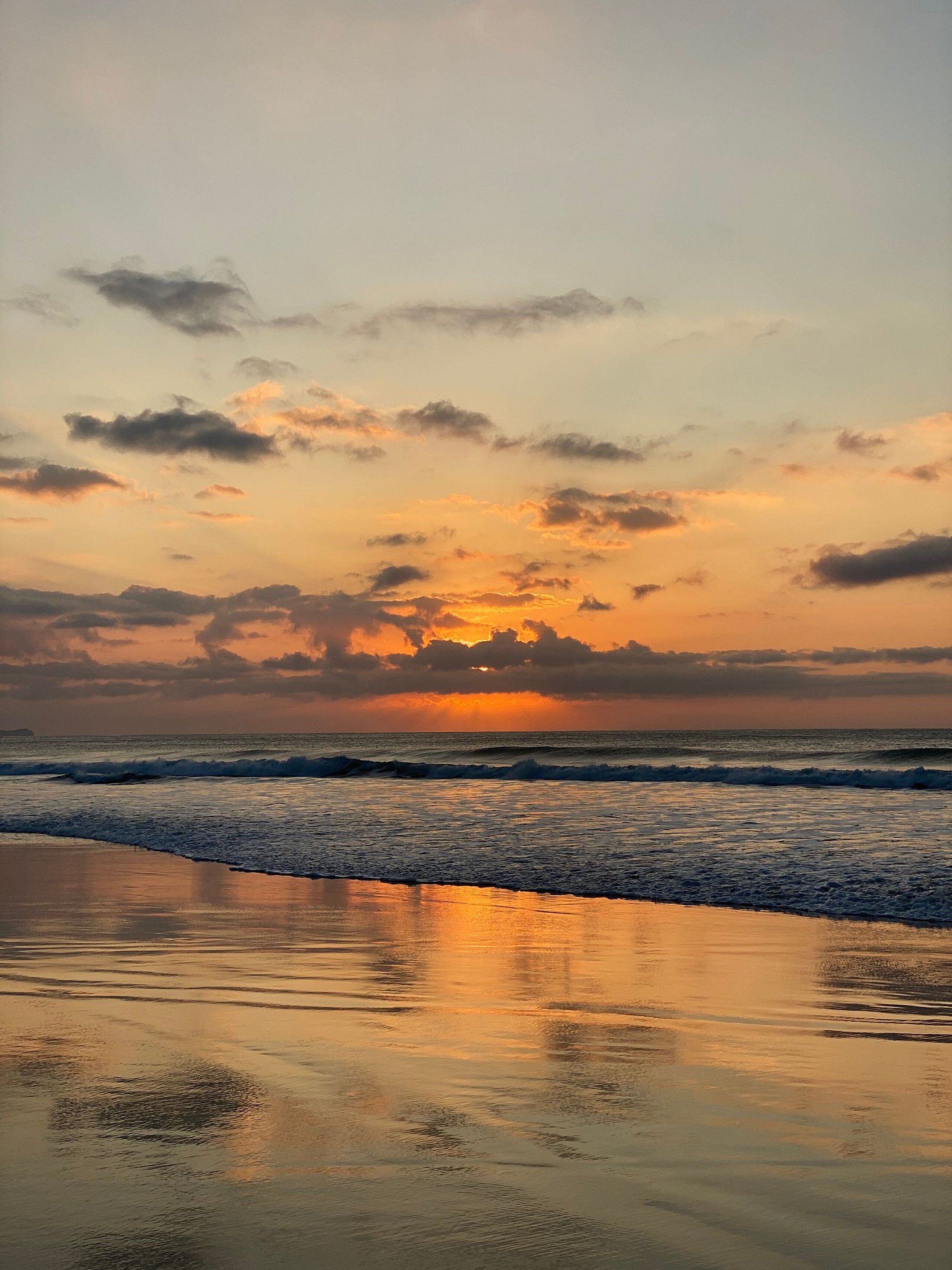Plage à proximité, sable blanc, parasols