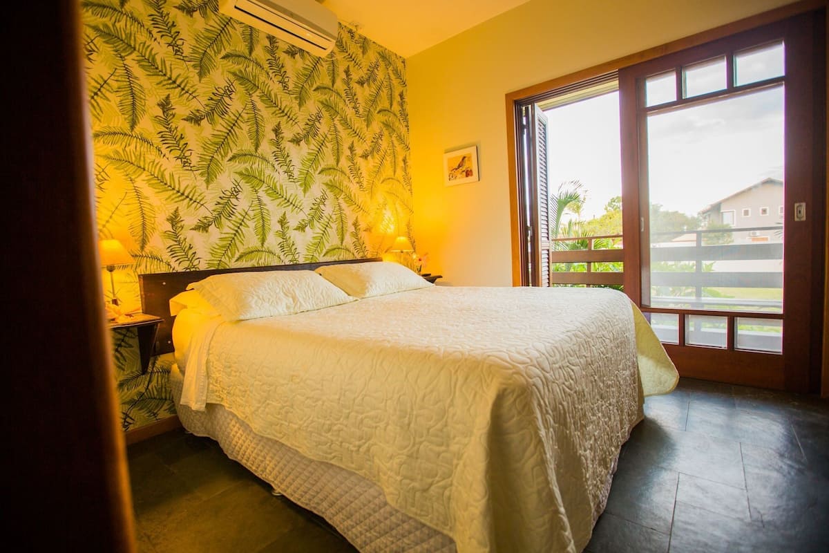 Suite Comfort, patio, pemandangan kebun | 1 kamar tidur, seprai katun Mesir, seprai premium, dan minibar