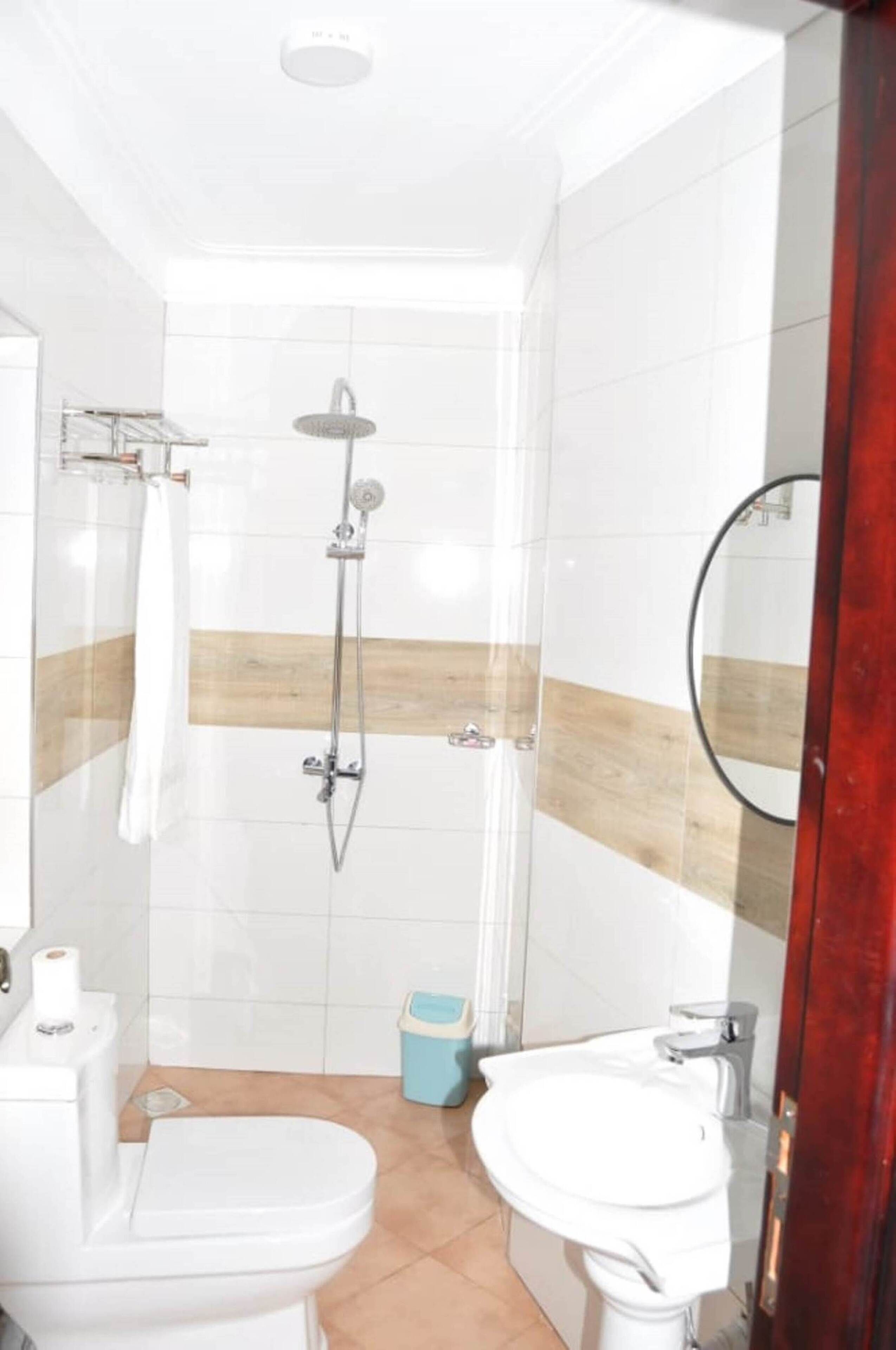 淋浴设施、大花洒淋浴喷头、免费洗浴用品、毛巾