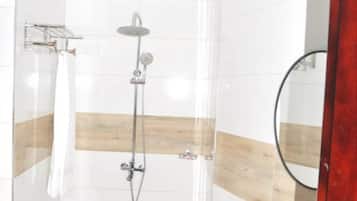 Shower, rainfall showerhead, free toiletries, towels