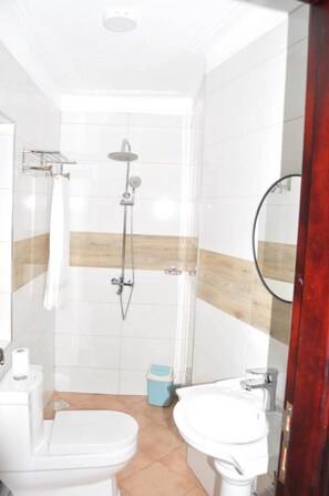 Shower, rainfall showerhead, free toiletries, towels - De'Place Hotel Hoima (Hoima)