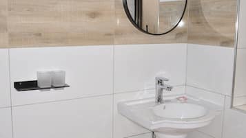 Shower, rainfall showerhead, free toiletries, towels