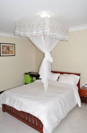 Premium bedding, memory foam beds, individually decorated - De'Place Hotel Hoima (Hoima)