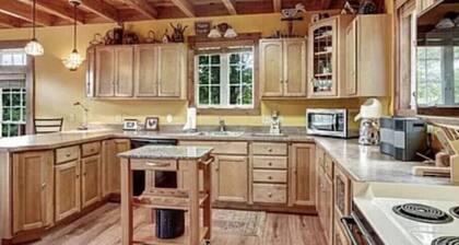 Entire Chalet! Hot Tub! Vaulted Timber Ceiling! AC