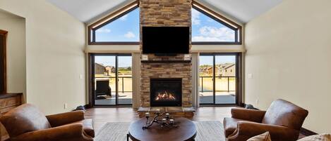 Smart TV, chimenea, futbolito, libros